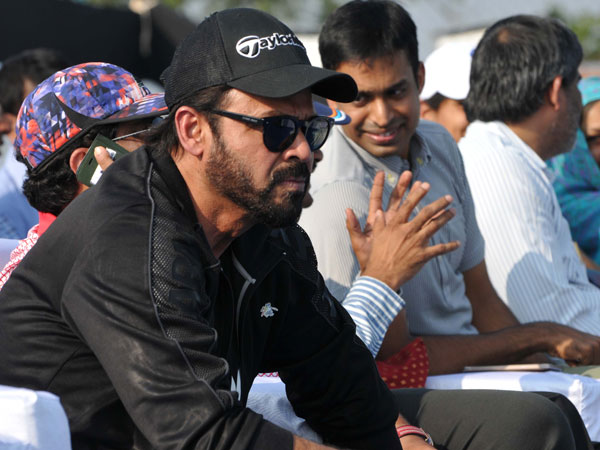 Venkatesh Stands With Aamir Khan Venkatesh Stands With Aamir Khan