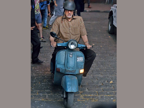 Big B drives scooter with 'Te3n' co-actor Nawazuddin Siddiqui in Kolkata Big B drives scooter with 'Te3n' co-actor Nawazuddin Siddiqui in Kolkata
