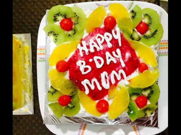 Akira gift top Renu Desai Akira gift top Renu Desai