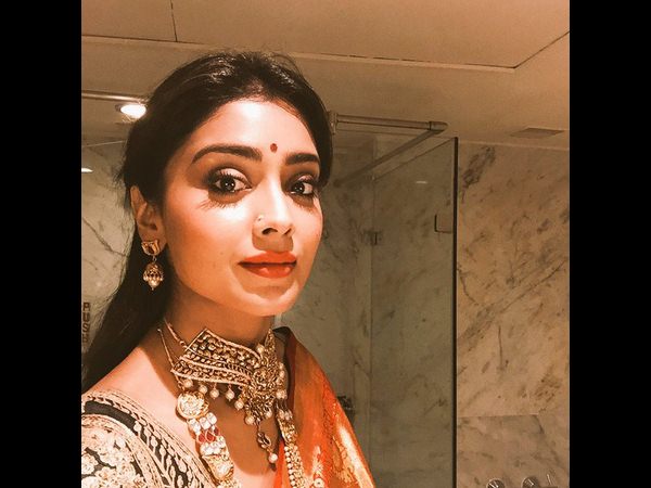 శ్రియా బాత్ రూం సెల్ఫీ...ఇదే హాటెస్ట్ సెన్షషన్