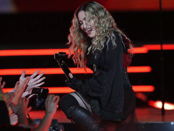 Madonna Denies She Was Drunk on Stage: 'I Never Drink and Perform!' Madonna Denies She Was Drunk on Stage: 'I Never Drink and Perform!'