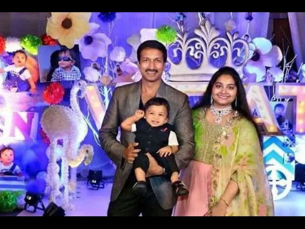 ఫొటో స్టిల్ ఇస్తూ
