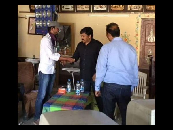 ‘సర్దార్ గబ్బర్ సింగ్’ సెట్లో చిరంజీవి (ఫోటోస్)