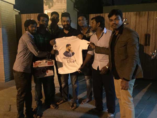 టీ-షర్టులు విడుదల