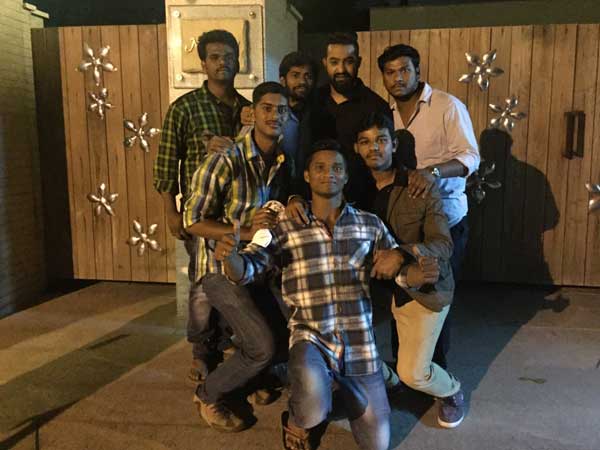 అభిమాన హీరోతో అభిమానులు
