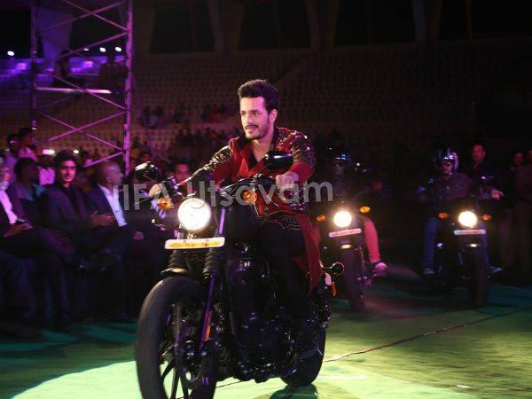 బైక్ పై అఖిల్