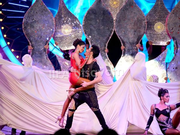 ఎంత ముద్దోస్తున్నాడో