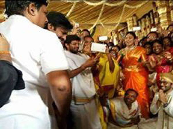 సెల్ఫీ తీసుకుంటూ...