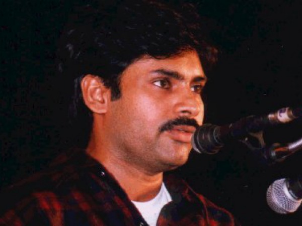మైక్ ముందు