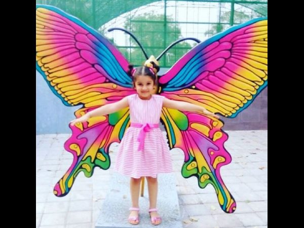 Mahesh daughter Sithara surprises in Vanity Van Mahesh daughter Sithara surprises in Vanity Van