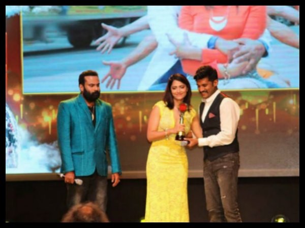 ఆనంద్ టీవీ ఫిల్మ్ అవార్డ్ ఫంక్షన్