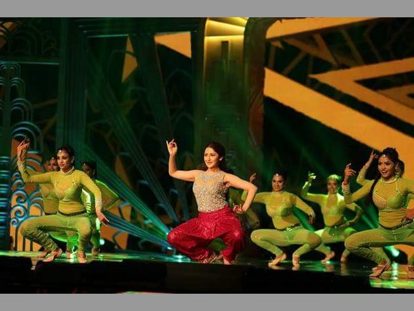సాయేషా వీణ స్టెప్