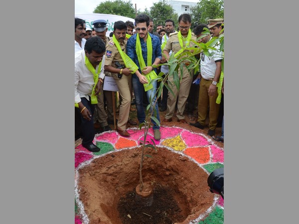 చిన్నారులతోనూ