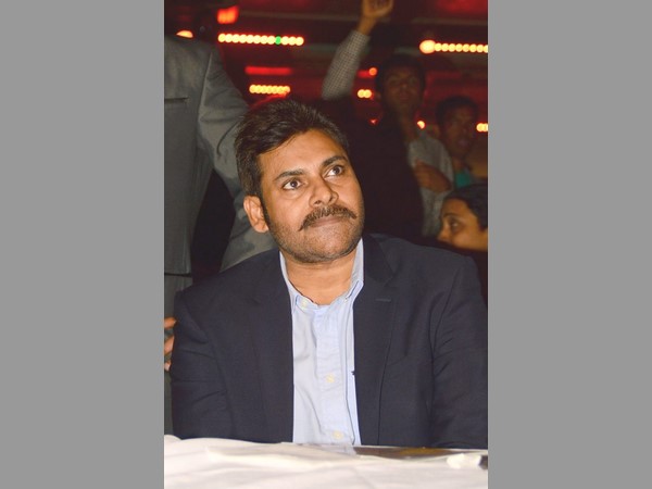 ఫ్యాన్స్ హడావిడి