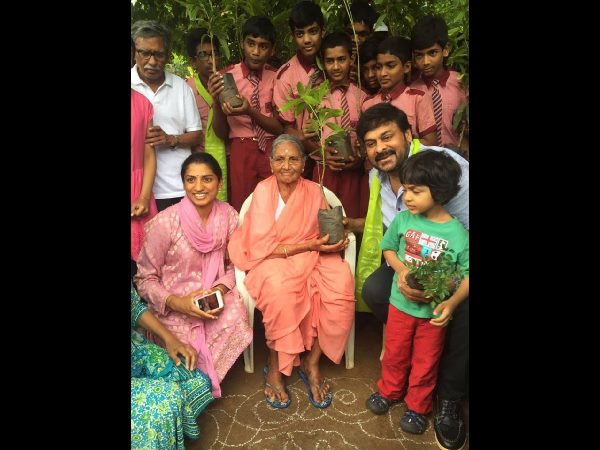 మొక్కలు పంపిణీ చేస్తూ