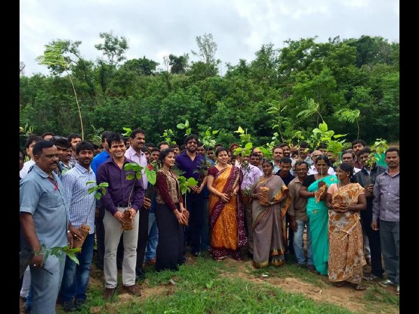 అన్నపూర్ణ స్టూడియో సిబ్బందితో