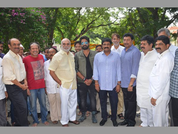 హీరో రవి ఘంటా మాట్లాడుతూ