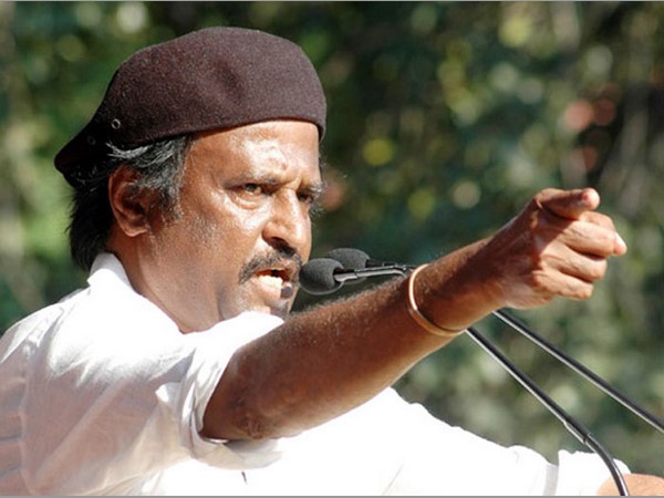 పోస్టర్లు తగలబెట్టీ..! రజినీని తిట్టీ..!