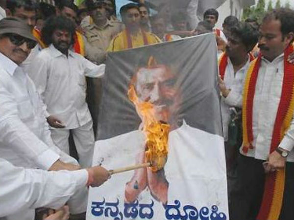 పోస్టర్లు తగలబెట్టీ..! రజినీని తిట్టీ..!