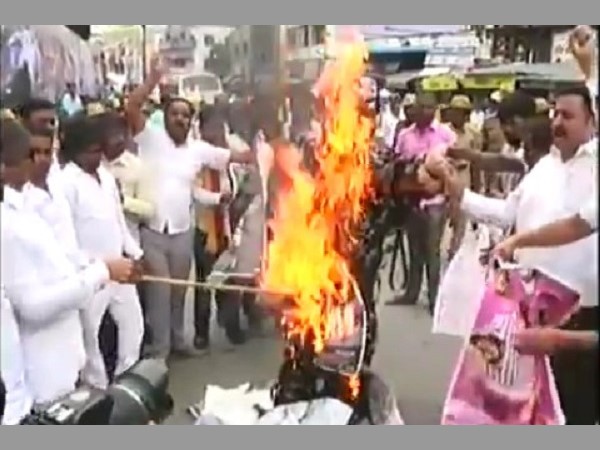 పోస్టర్లు తగలబెట్టీ..! రజినీని తిట్టీ..!