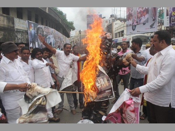 పోస్టర్లు తగలబెట్టీ..! రజినీని తిట్టీ..!