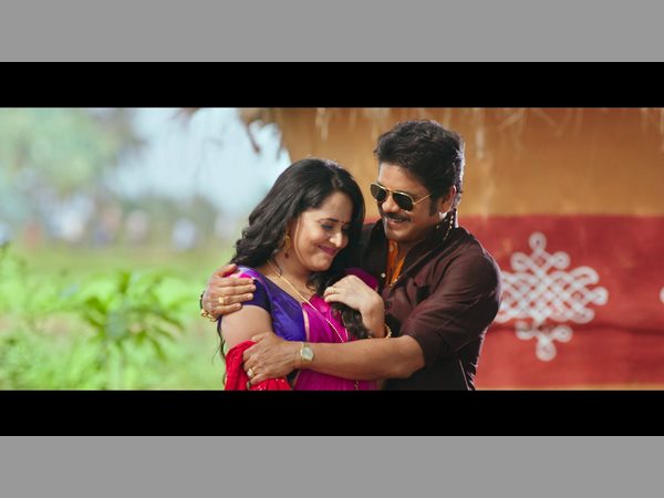 నాగార్జున పక్కన: