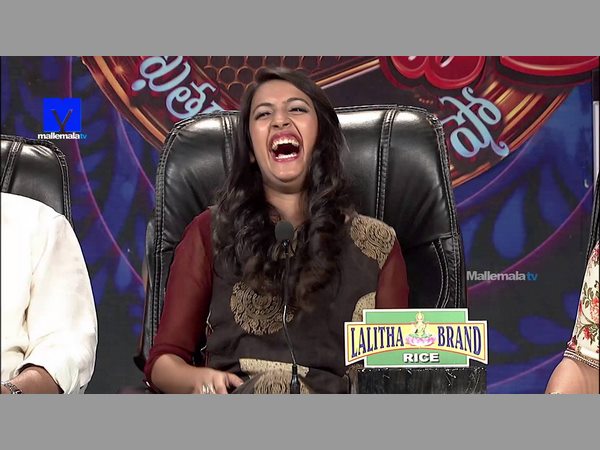 విరగబడి నవ్వుకుంటున్నారు: