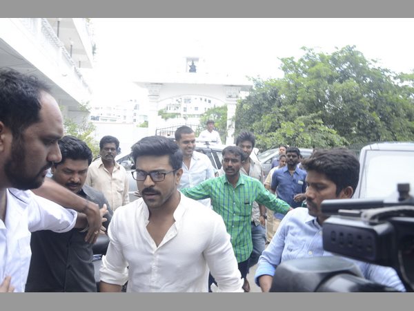 భారీ స్వాగతం