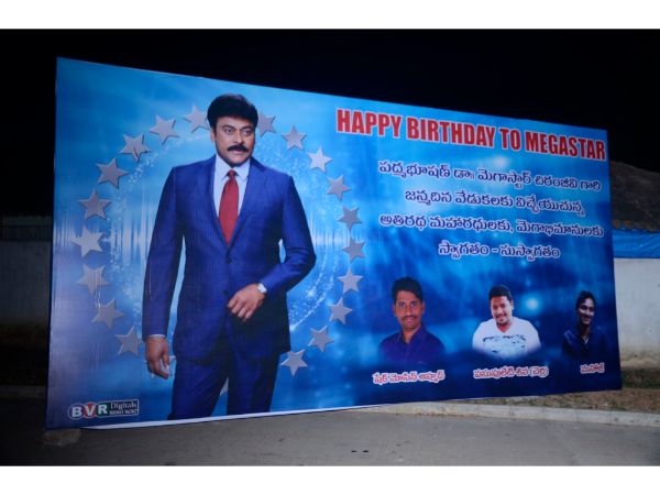శిల్పకళా వేదిక వద్ద