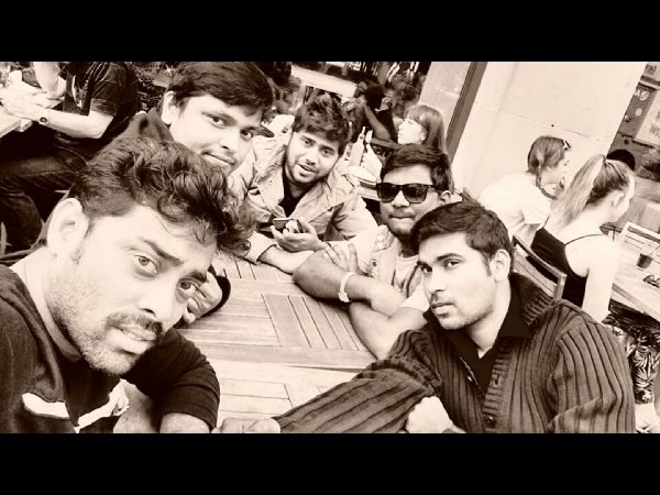 అందరూ కూర్చుని