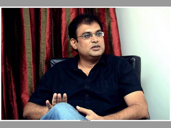 బయటకు వచ్చేశాడు: