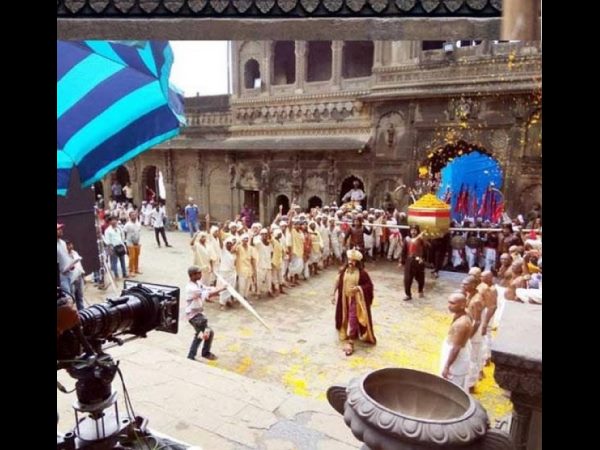 భిన్నంగా కనిపిస్తున్నాడు