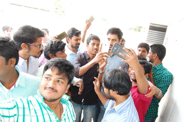 మొదటి నుంచీ నవ్విస్తూనే చివరి వరకూ...