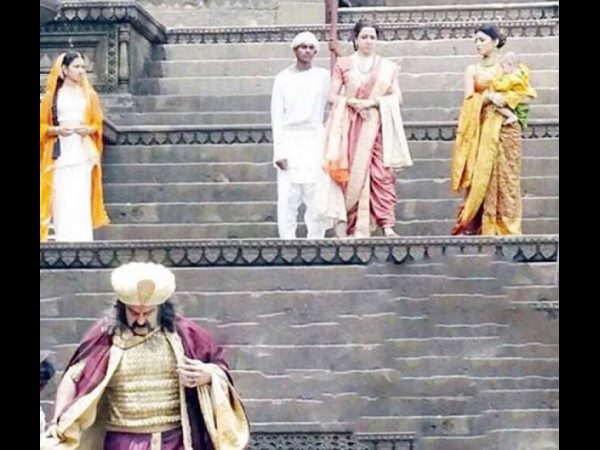 చిన్నారిని ఎత్తుకుని శ్రియ, తల్లిగా హేమ మాలిని