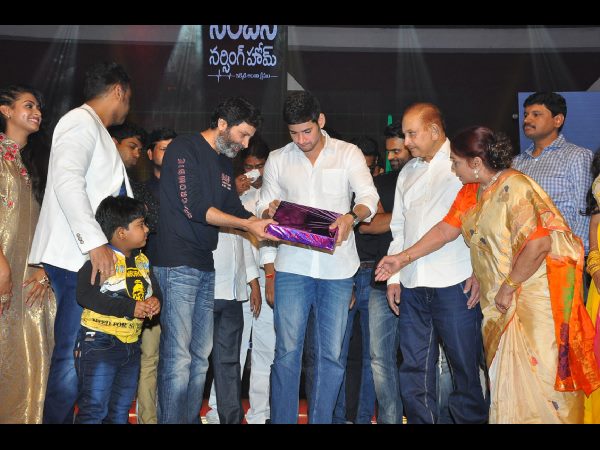 కృష్ణకు అందించిన మహేష్