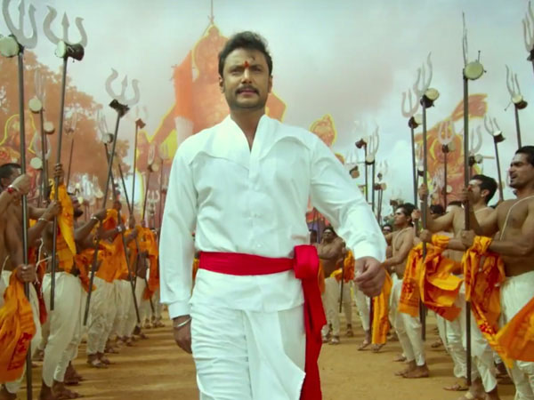 గ్యాంగ్ లో చేరి కాపాడుతుంది