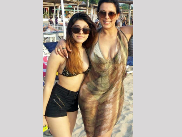 Pooja Bedi's Sexy Bikini Photos with Daughter Aaliyah Go Viral Pooja Bedi's Sexy Bikini Photos with Daughter Aaliyah Go Viral