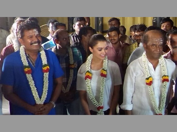 అసాధారణ రీతిలో: