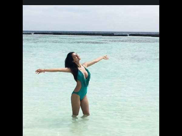 Disha Patani Enjoying In HOT Bikini At Beach Disha Patani Enjoying In HOT Bikini At Beach