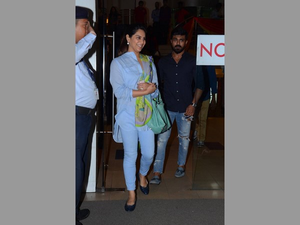 అభిమానుల మధ్య