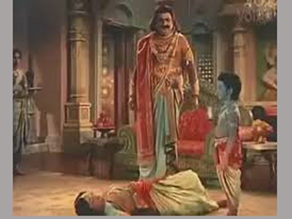 కోణంలో సాగుతోంది