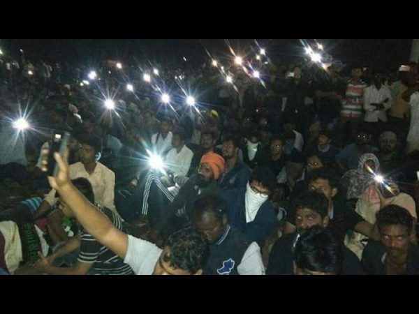 ముఖానికి కర్ఛీప్ కట్టుకొని: