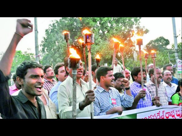 పవన్ పోరాడుతున్నా :