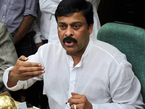 ప్రజారాజ్యంతో రాజకీయాల వైపు అడుగులు