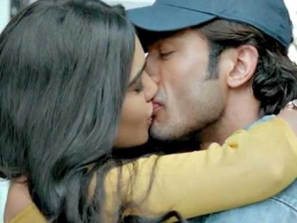 విద్యుత్ బోల్డ్గా లిప్ లాక్ సీన్లు