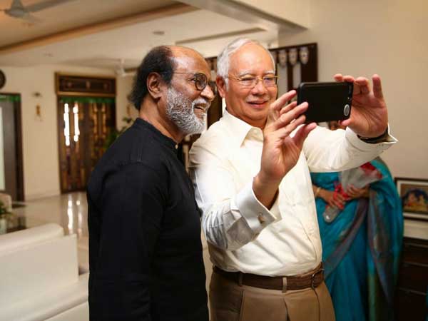 మలేషియా ప్రధానితో సెల్ఫీ