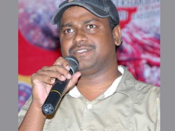 విచిత్ర వేషాధారణతో..
