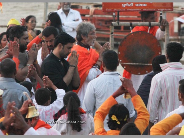 రచయిత కోర్టుకెక్కటం