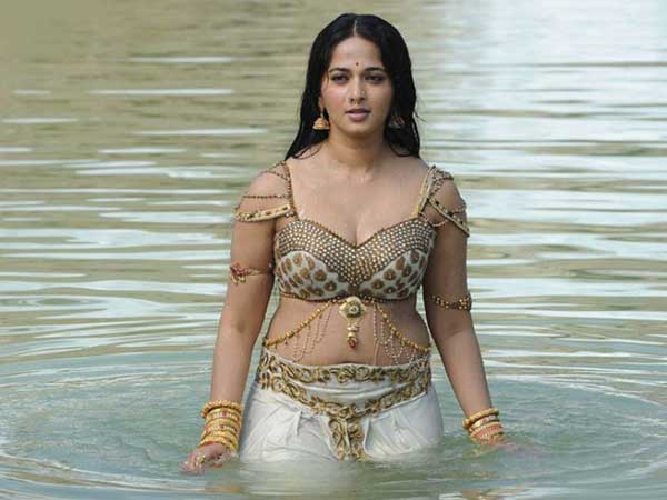 అనుష్క తొడలపై..