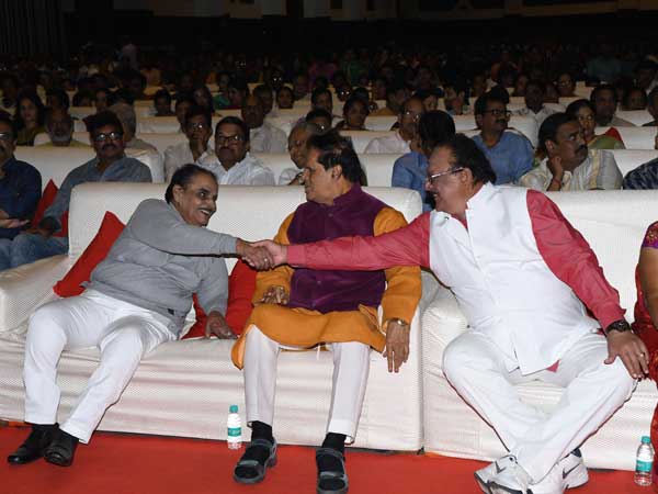 ఎవరి గొడవ వారిదే..